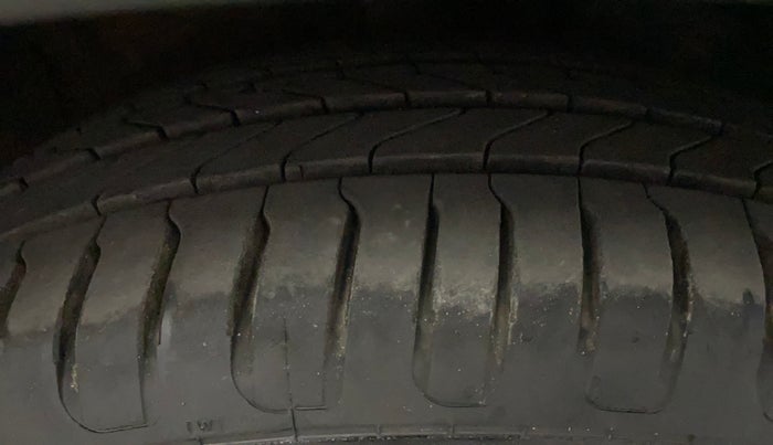 2022 KIA CARENS LUXURY PLUS 1.4 PETROL DCT 7 STR, Petrol, Automatic, 42,428 km, Right Front Tyre Tread