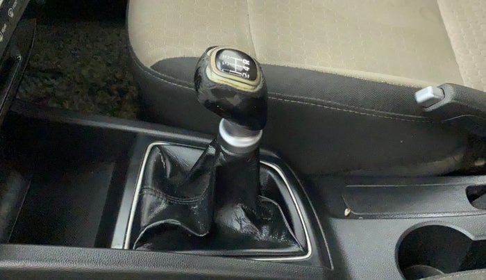 2015 Hyundai Elite i20 ASTA 1.2, Petrol, Manual, 1,06,648 km, Gear lever - Knob cover torn