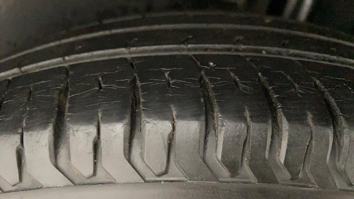 2017 Maruti Dzire VXI, Petrol, Manual, 40,277 km, Left Rear Tyre Tread