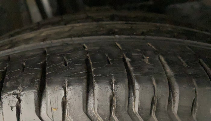 2017 Maruti Dzire VXI, Petrol, Manual, 40,277 km, Right Rear Tyre Tread