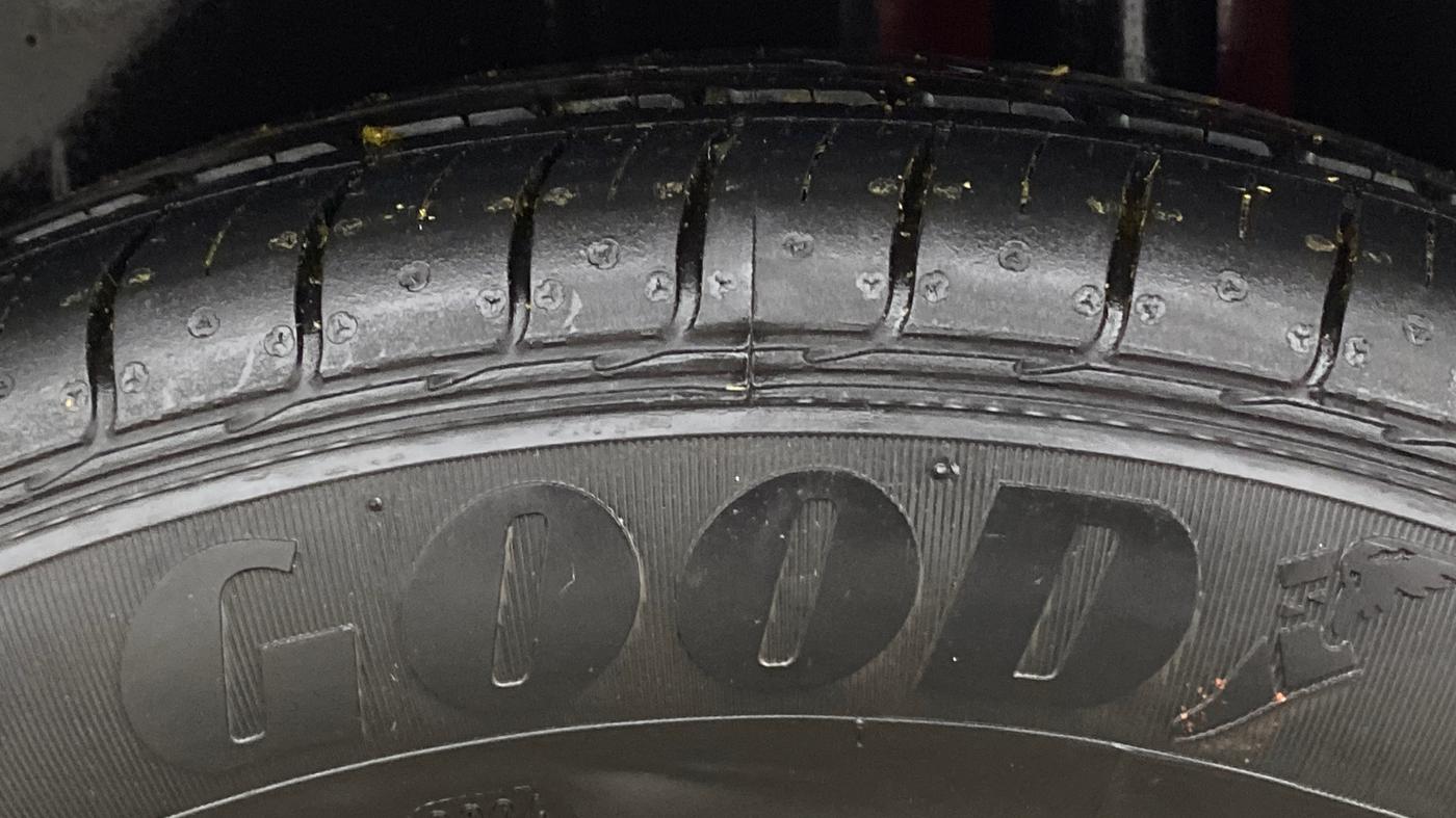 2024 Maruti Ciaz ZETA AT 1.5  SHVS PETROL, Petrol, Automatic, 8,236 km, Left Rear Tyre Tread