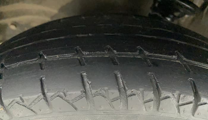 2017 Maruti Alto 800 VXI, CNG, Manual, 53,875 km, Left Front Tyre Tread