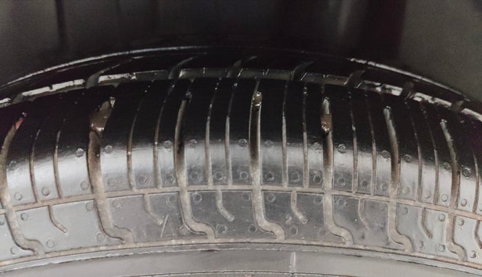 2017 Maruti Dzire VXI, CNG, Manual, 73,370 km, Left Rear Tyre Tread