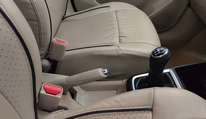 2017 Maruti Dzire VXI, CNG, Manual, 73,370 km, Gear Lever