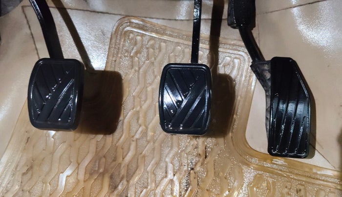 2017 Maruti Dzire VXI, CNG, Manual, 73,370 km, Pedals