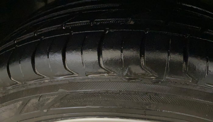 2016 Ford Figo Aspire TITANIUM 1.2 PETROL, Petrol, Manual, 69,801 km, Left Front Tyre Tread