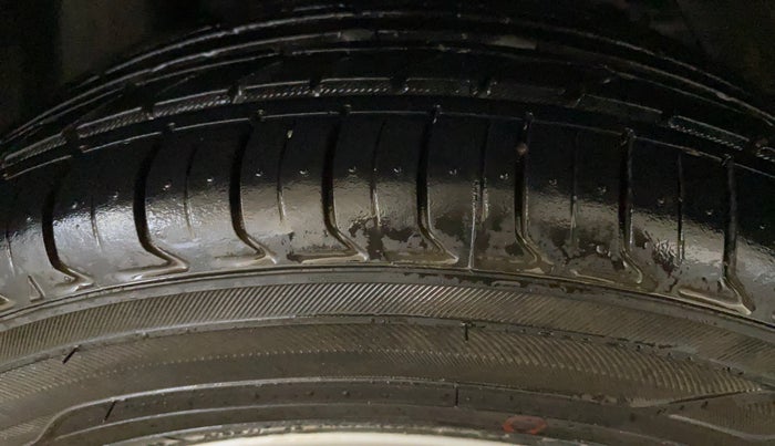 2016 Ford Figo Aspire TITANIUM 1.2 PETROL, Petrol, Manual, 69,801 km, Right Rear Tyre Tread