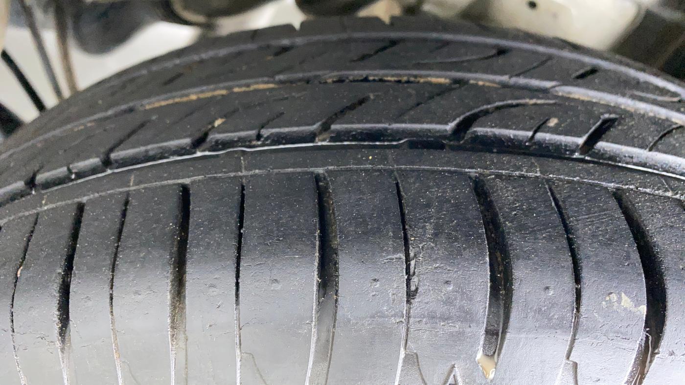 2016 Mahindra Kuv100 K8 6 STR, Petrol, Manual, 20,213 km, Left Rear Tyre Tread