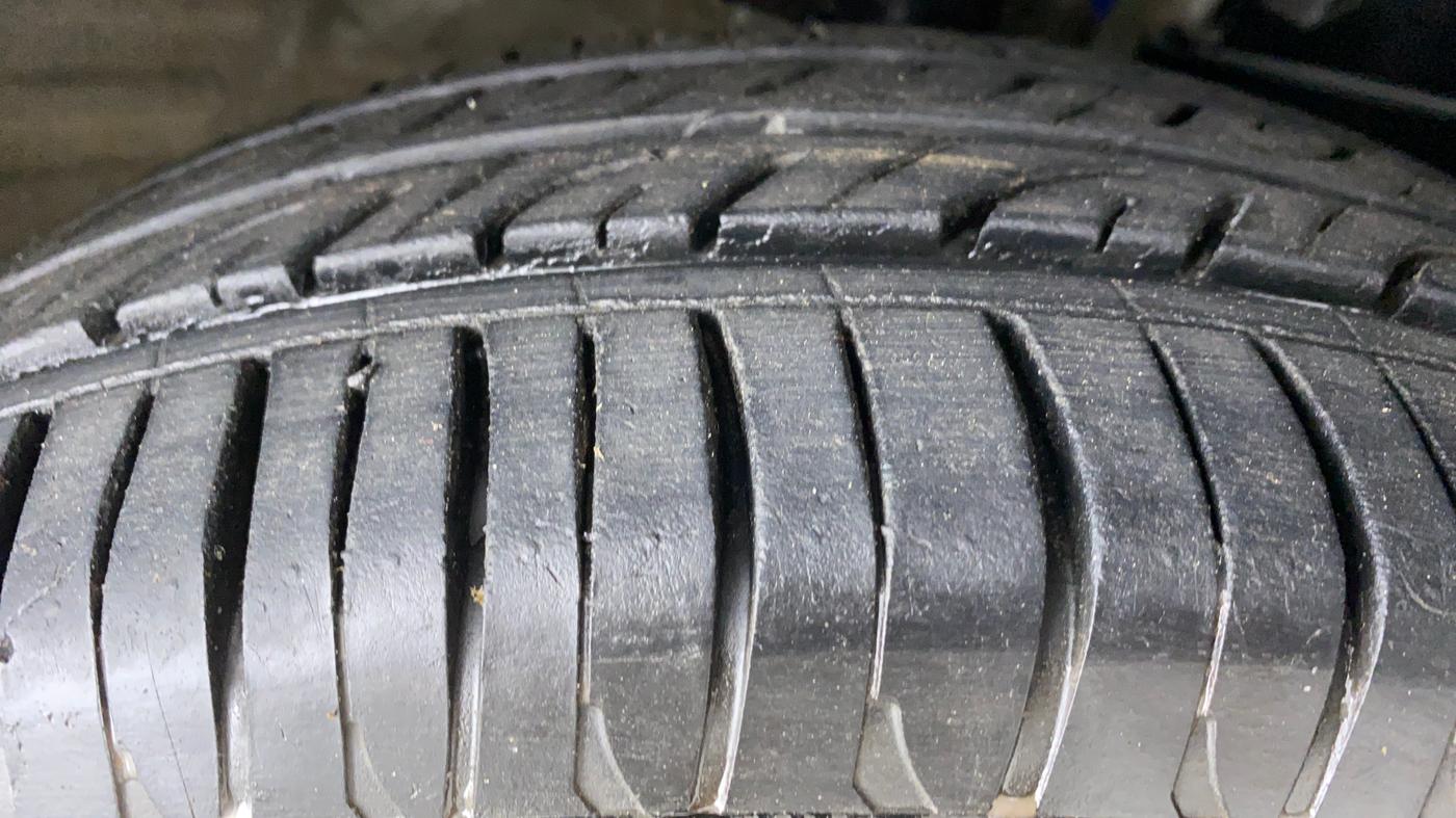 2016 Mahindra Kuv100 K8 6 STR, Petrol, Manual, 20,213 km, Right Front Tyre Tread