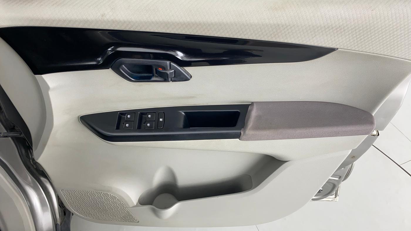 2016 Mahindra Kuv100 K8 6 STR, Petrol, Manual, 20,213 km, Driver Side Door Panels Control