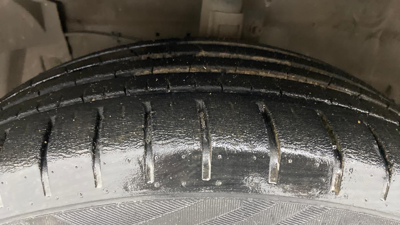 2019 Maruti Ciaz ALPHA  AT 1.5 SHVS PETROL, Petrol, Automatic, 57,734 km, Left Front Tyre Tread