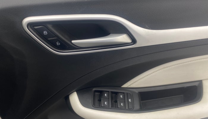 2022 MG ASTOR SHARP 1.5 MT, Petrol, Manual, 25,023 km, Driver Side Door Panels Control