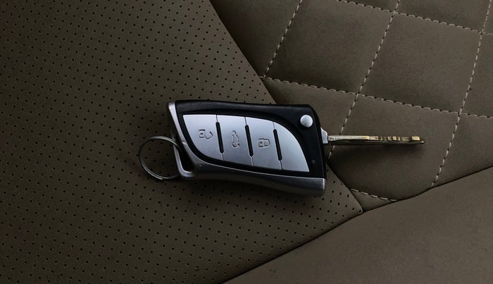 2018 Mahindra TUV300 T10, Diesel, Manual, 73,989 km, Key Close Up