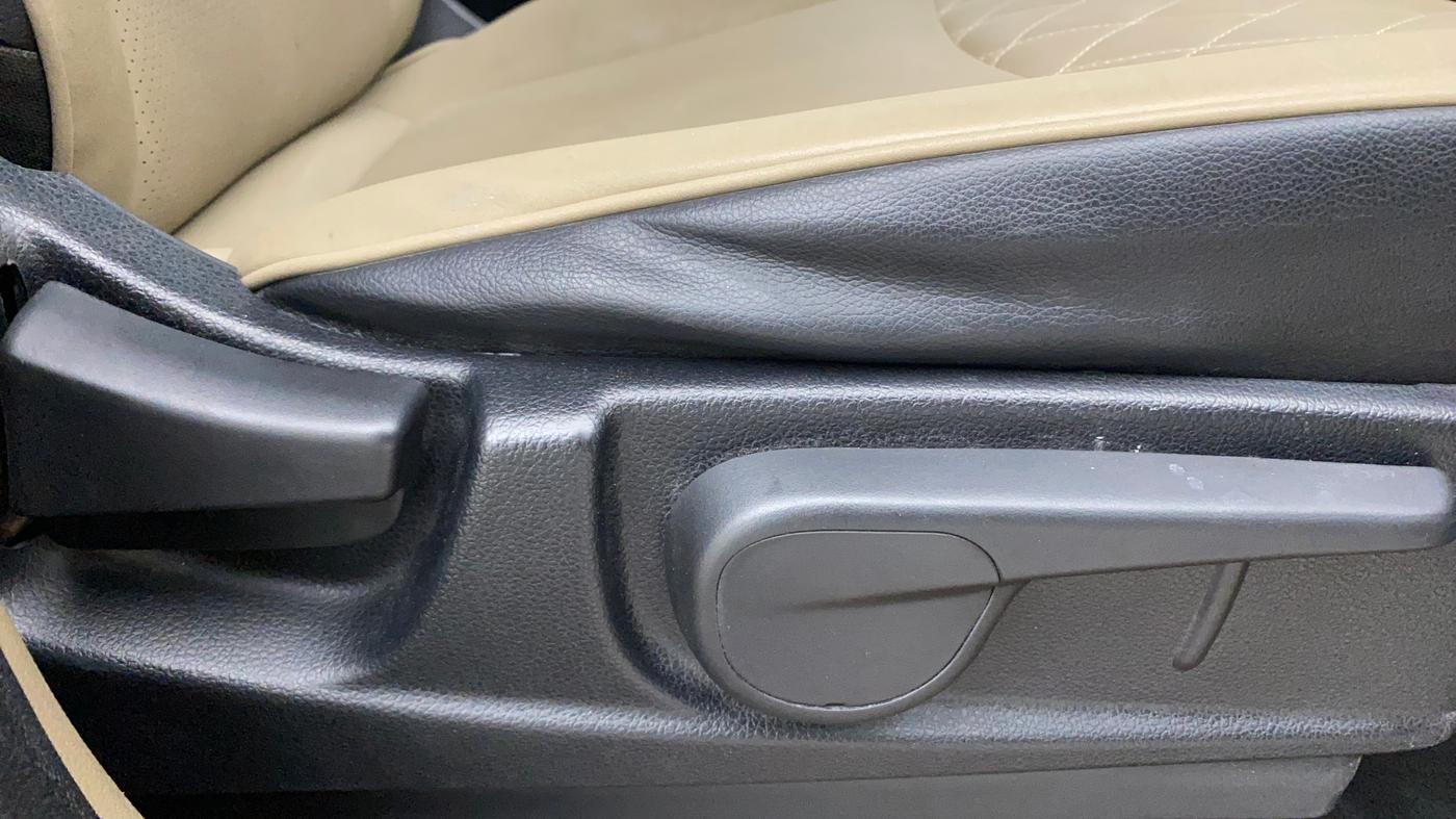 2018 Mahindra TUV300 T10, Diesel, Manual, 74,032 km, Driver Side Adjustment Panel