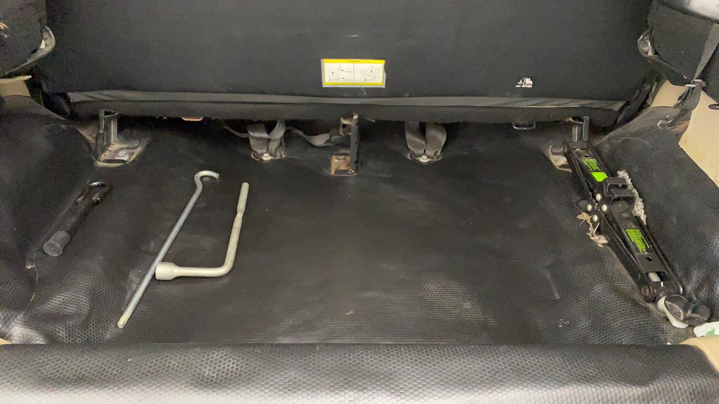 2018 Mahindra TUV300 T10, Diesel, Manual, 74,032 km, Boot Inside