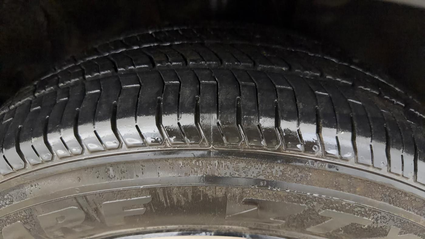 2022 KIA CARENS LUXURY PLUS 1.4 PETROL 7 STR, Petrol, Manual, 78,921 km, Right Front Tyre Tread