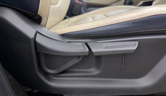 2022 KIA CARENS LUXURY PLUS 1.4 PETROL 7 STR, Petrol, Manual, 78,921 km, Driver Side Adjustment Panel