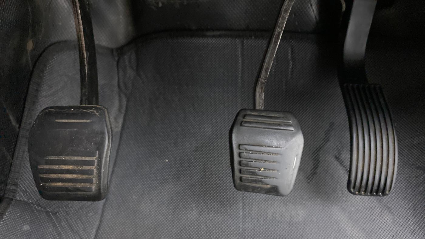 2017 Mahindra TUV300 T8, Diesel, Manual, 77,555 km, Pedals