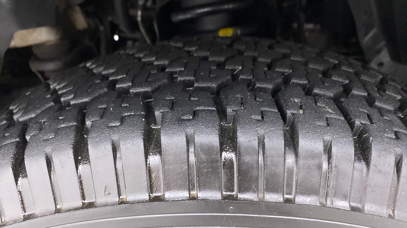 2017 Mahindra TUV300 T8, Diesel, Manual, 77,555 km, Left Front Tyre Tread
