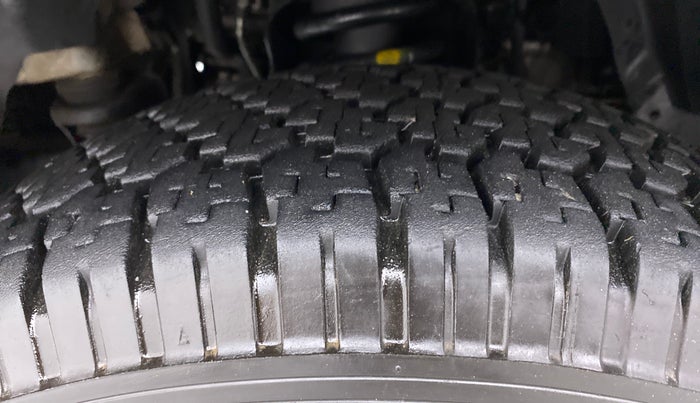 2017 Mahindra TUV300 T8, Diesel, Manual, 77,555 km, Left Front Tyre Tread