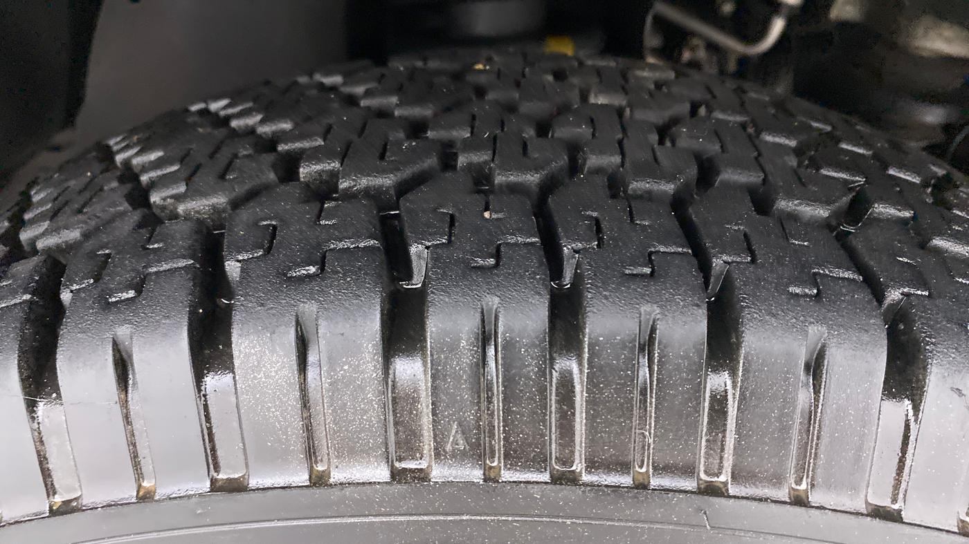 2017 Mahindra TUV300 T8, Diesel, Manual, 77,555 km, Right Front Tyre Tread