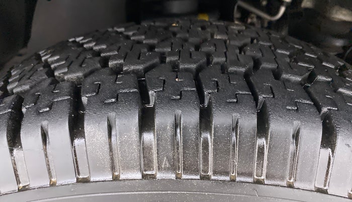 2017 Mahindra TUV300 T8, Diesel, Manual, 77,555 km, Right Front Tyre Tread