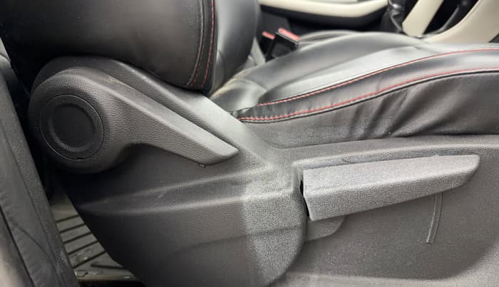 2023 MG ASTOR STYLE 1.5 MT, Petrol, Manual, 28,044 km, Driver Side Adjustment Panel