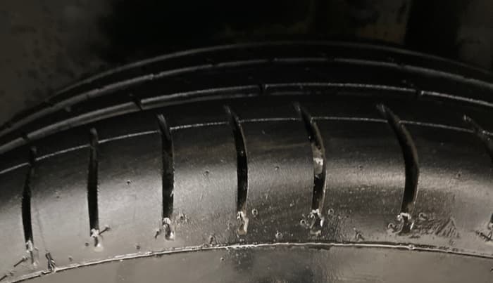 2013 Maruti Swift VXI, Petrol, Manual, 69,716 km, Left Rear Tyre Tread
