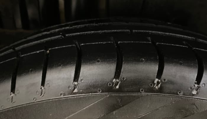 2013 Maruti Swift VXI, Petrol, Manual, 69,716 km, Right Rear Tyre Tread