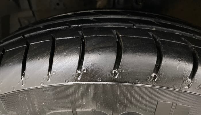 2013 Maruti Swift VXI, Petrol, Manual, 69,716 km, Left Front Tyre Tread