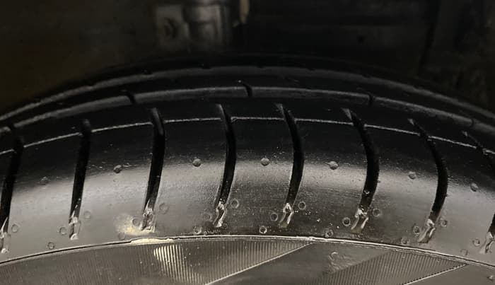 2013 Maruti Swift VXI, Petrol, Manual, 69,716 km, Right Front Tyre Tread