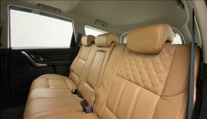 2021 Mahindra XUV500 W11(O), Diesel, Manual, 28,305 km, Right Side Rear Door Cabin