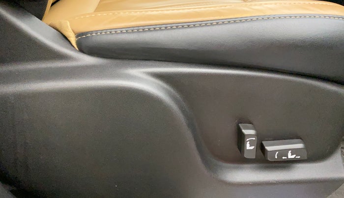 2021 Mahindra XUV500 W11(O), Diesel, Manual, 28,305 km, Driver Side Adjustment Panel