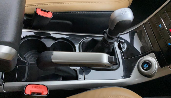 2021 Mahindra XUV500 W11(O), Diesel, Manual, 28,305 km, Gear Lever