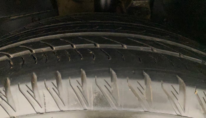 2021 Mahindra XUV500 W11(O), Diesel, Manual, 28,305 km, Left Front Tyre Tread