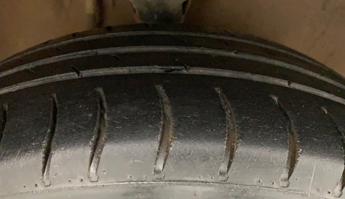 2016 Maruti Alto K10 VXI (O), Petrol, Manual, 1,26,243 km, Right Front Tyre Tread