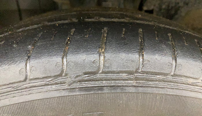 2020 Renault TRIBER RXZ, Petrol, Manual, 86,245 km, Left Front Tyre Tread