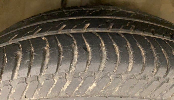 2011 Maruti Swift VXI, Petrol, Manual, 70,404 km, Right Front Tyre Tread