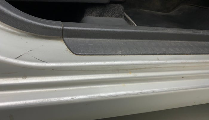 2011 Maruti Swift VXI, Petrol, Manual, 70,404 km, Right running board - Minor scratches