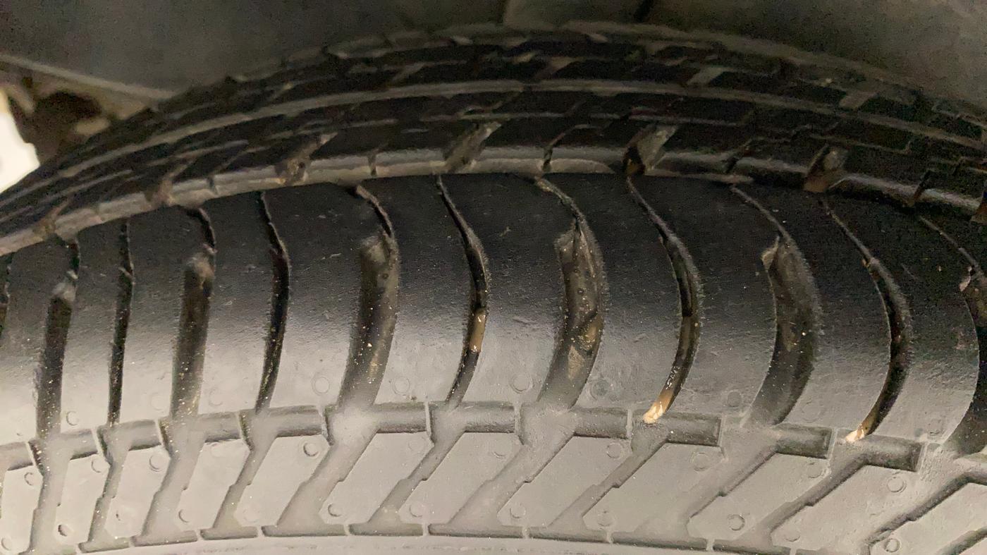 2011 Maruti Swift VXI, Petrol, Manual, 70,404 km, Right Rear Tyre Tread