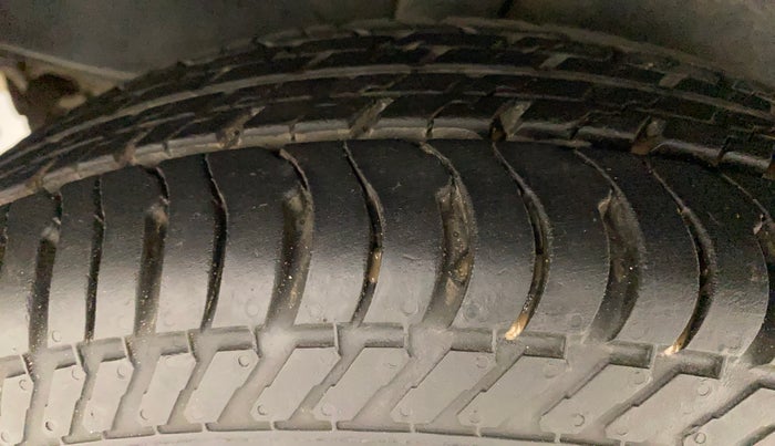 2011 Maruti Swift VXI, Petrol, Manual, 70,404 km, Right Rear Tyre Tread