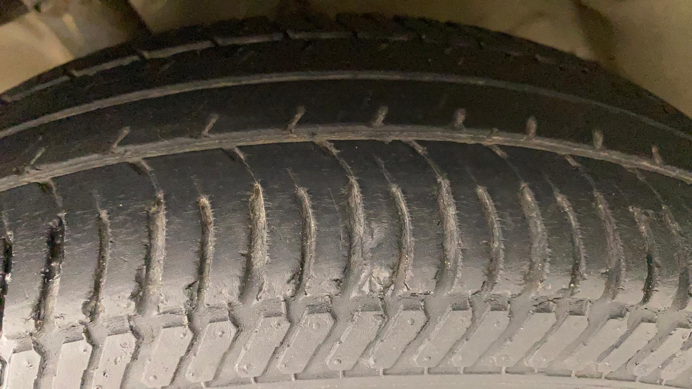 2011 Maruti Swift VXI, Petrol, Manual, 70,404 km, Left Front Tyre Tread
