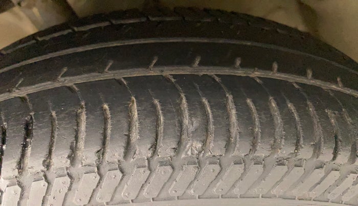 2011 Maruti Swift VXI, Petrol, Manual, 70,404 km, Left Front Tyre Tread