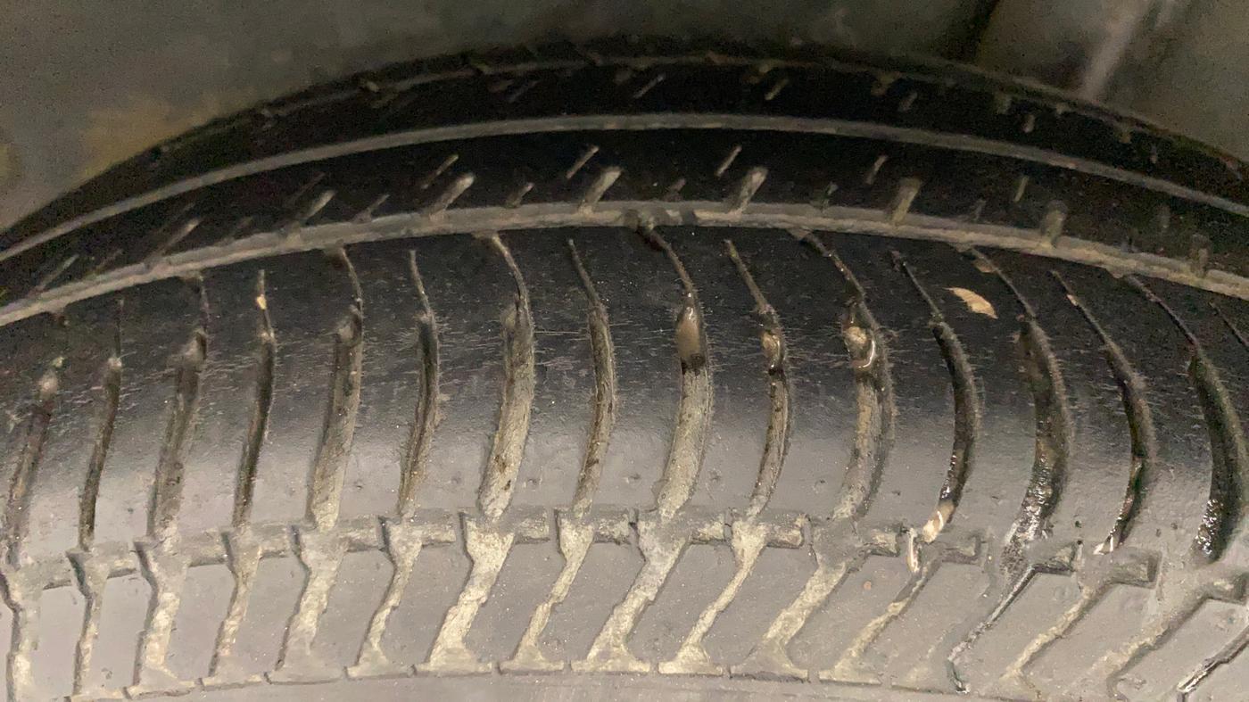 2011 Maruti Swift VXI, Petrol, Manual, 70,404 km, Left Rear Tyre Tread