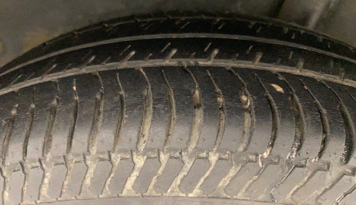2011 Maruti Swift VXI, Petrol, Manual, 70,404 km, Left Rear Tyre Tread