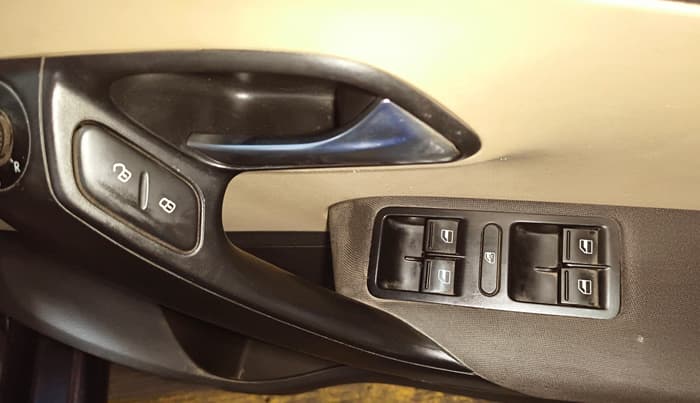 2015 Volkswagen Polo HIGHLINE1.5L, Diesel, Manual, 79,365 km, Driver Side Door Panels Control