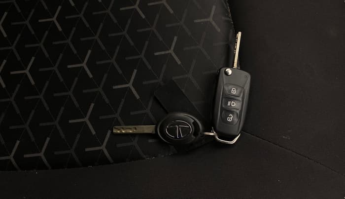 2021 Tata NEXON XM PETROL, Petrol, Manual, 16,927 km, Key Close Up