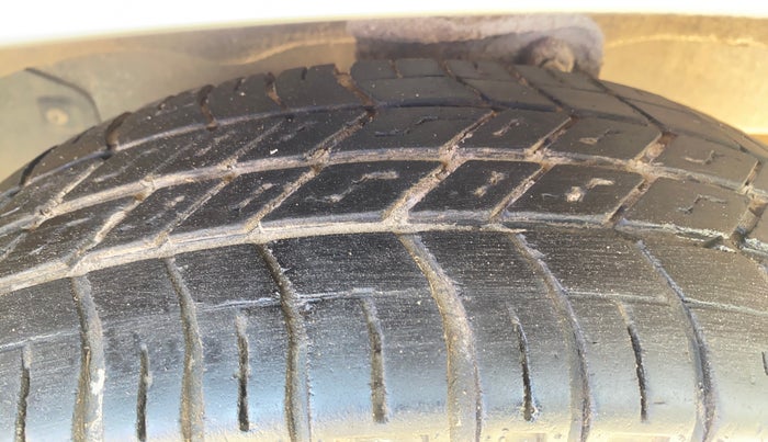 2016 Maruti Eeco 5 STR WITH A/C+HTR, CNG, Manual, 1,27,267 km, Right Front Tyre Tread