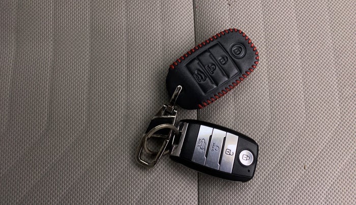 2023 KIA SONET 	 HTX 1.0 TURBO DCT, Petrol, Automatic, 32,597 km, Key Close Up