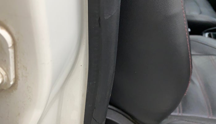 2016 Ford Ecosport TITANIUM+ 1.5L DIESEL, Diesel, Manual, 1,19,063 km, Driver-side door - Beading has minor damage